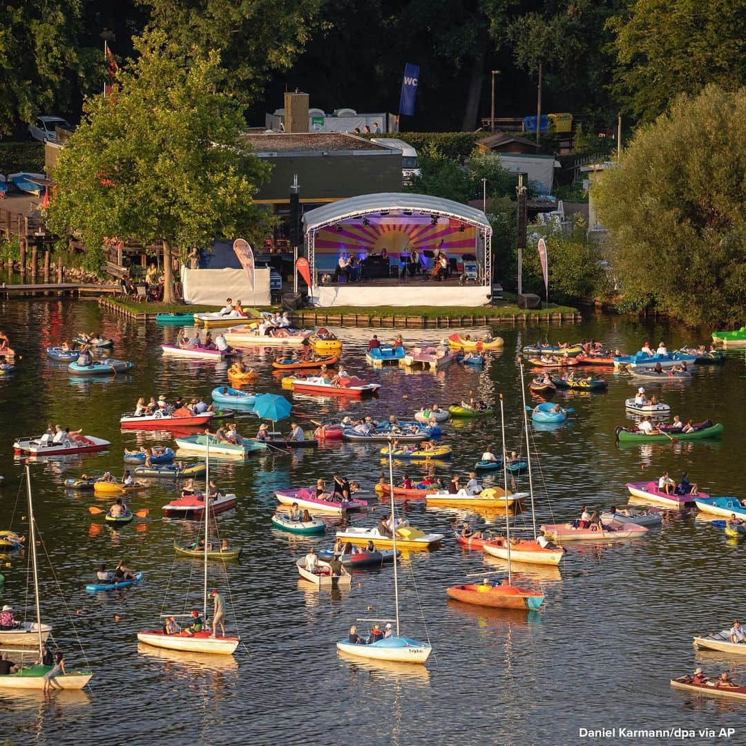 ABC Newsさんのインスタグラム写真 - (ABC NewsInstagram)「Staatsphilharmonie plays a concert on the lake stage on the Gro'er Dutzendteich in front of spectators who watch the concert on their own boats in Nuremberg, Germany. #concert #boats #livemusic #lake」8月3日 20時12分 - abcnews