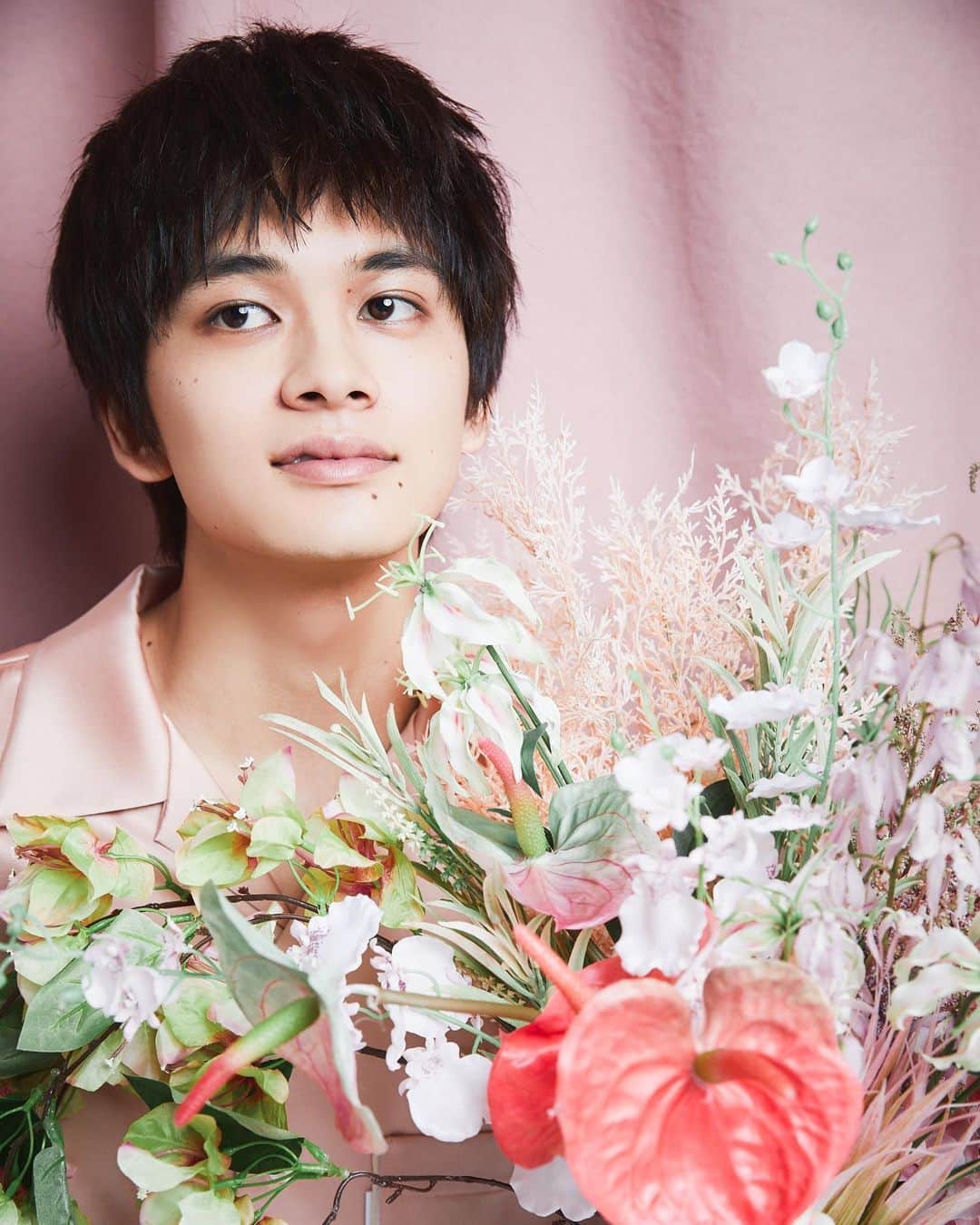 北村匠海のインスタグラム：「週刊ザテレビジョン8月12日発売。 三色。  #週刊ザテレビジョン #北村匠海 #全色好きなようでしたので #三色 #どすん」