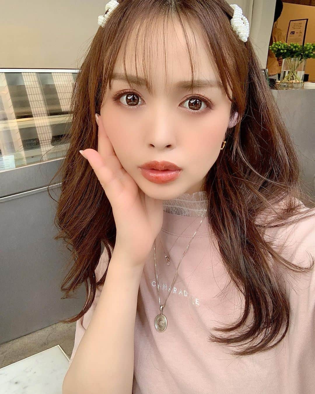 のインスタグラム：「どんどんバランスが良くなってきた💜😍﻿ ﻿ ﻿ ﻿ ﻿ 私本当左右差がすごくて、正面の顔が本当苦手だったの。﻿ ﻿ ﻿ 先日、すごい大切な撮影があったからそれに間に合うようにケアしてもらってきました♡﻿ ﻿ ﻿ ﻿ ビフォーアフターの写真見たら１発でわかりますよね💕！！！﻿ ガチの修正無しです！﻿ ﻿ 右の眉も目も高いけど整っている！♡﻿ あとは目が大きくなってる💜﻿ ﻿ ﻿ ﻿ まだ3回目なんだけど、山田先生のおかげで本当整ってきたし、﻿ 左の顎が顎関節で下がっててカチカチいってたのもなおって、﻿ ﻿ 余白が無くなって、目力も毎回強くなる！！✨✨﻿ ﻿ 小顔にもなるし本当ゴットハンド✨✨﻿ ﻿ ﻿ 安定の食いしばりを解放してくれるスーパーマシーンのおかげで夜もぐっすり寝れた☻♡﻿ ﻿ ﻿ ﻿ ﻿ いつもありがとうございます😊！！！﻿ ﻿ ﻿ ﻿ ﻿ @daikanyama_yamaguchiseikotsuin ありがとうございます！！ また宜しくお願いします💕🙇‍♀ ️﻿ ﻿ ﻿ ﻿ 山口接骨院﻿ ﻿  〒150-0021﻿ 東京都渋谷区恵比寿西1-17-10 B1﻿ 電話番号 03-5428-0745﻿ ﻿ 診療時間 ﻿ 月～土 午前 10:00〜13:00﻿ 午後 15:00〜20:00﻿ 土曜日 10:00〜15:00」