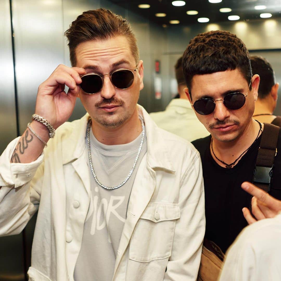 ロビン・シュルツのインスタグラム：「🤓😎」