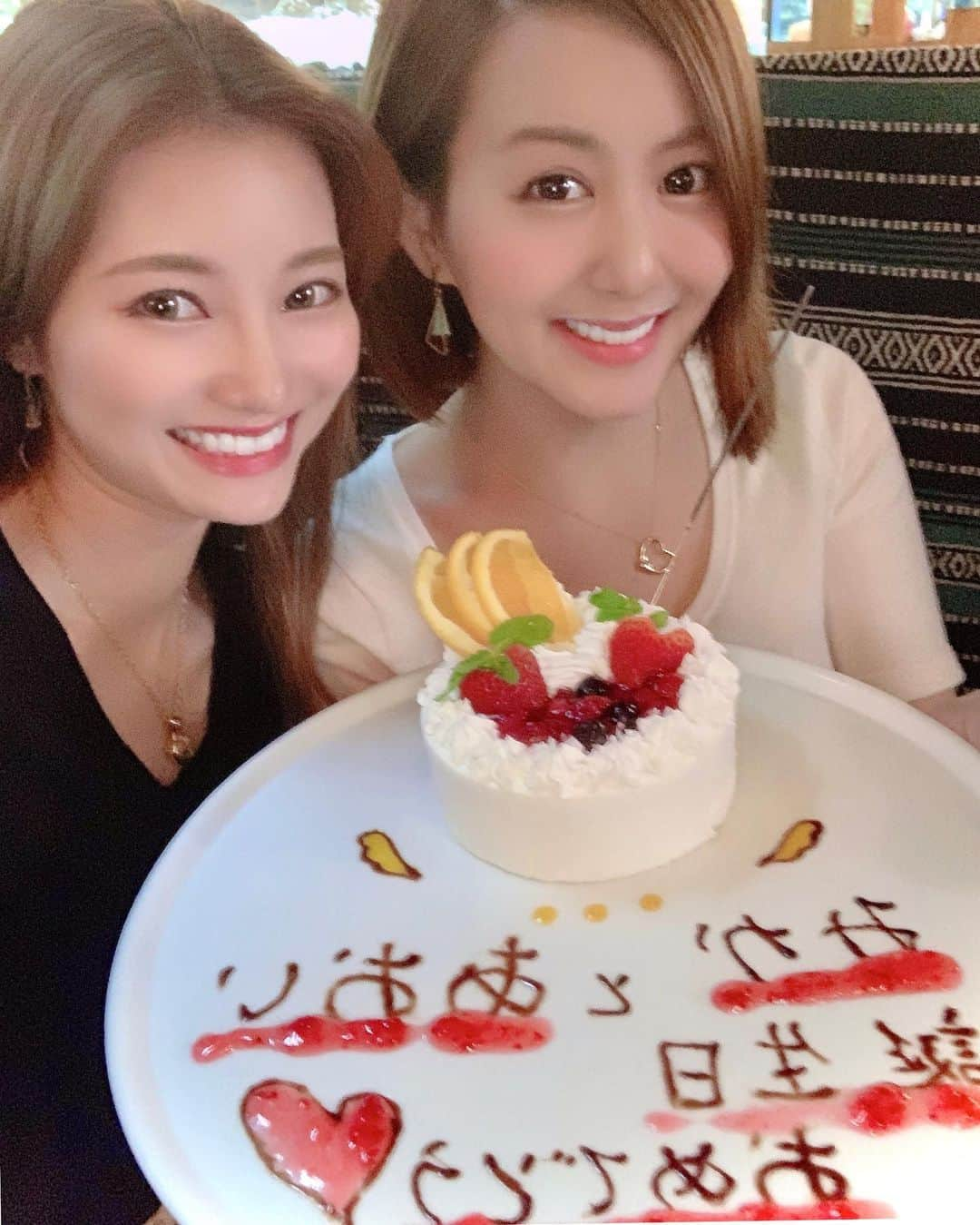 金子実加さんのインスタグラム写真 - (金子実加Instagram)「あおいと私は誕生日がめちゃくちゃ近い🎂🎉 バチェラー中も、よく隣になる事が多かった〜😁💕 みんな大好き、あおいたん😌✨ 彼女の引き出しの多さが、素晴らしい✨ いつもニコニコしてて癒される😉🧡 4人の写真は一緒にしたら、切れちゃうので、また上げちゃいます😄 思い出も大事にしたいんだ😄✨ 来年も一緒にいれるかわからないから、 今を大事にしたいね❤️ それが門出だといいなぁ😉💕💕💕 おめでたは、ありさが1番だったね😃 #バチェラー3 #オイルマッサージ #エロ作戦　#真面目　なギャップ　#あおい　#加賀美碧 #かがみあおい　#天使　かよ #誕生日　#お祝い　#嬉しい #ぴえん　言いたいだけです🥺💕」8月3日 20時10分 - kanekomika0127