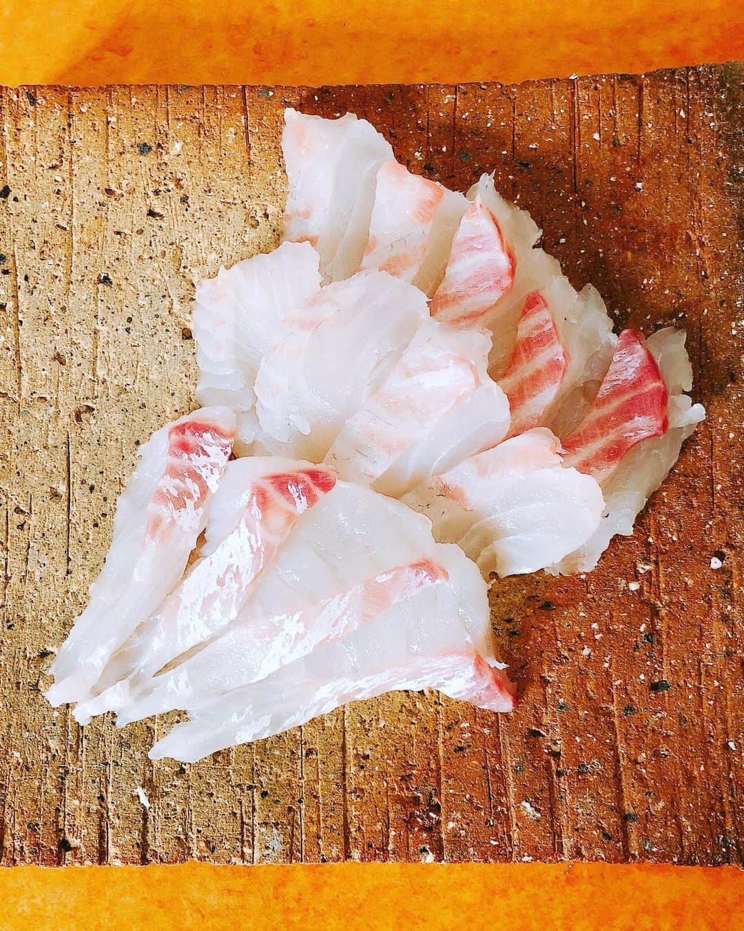 伊藤歩さんのインスタグラム写真 - (伊藤歩Instagram)「Japanese Sea Bream fish🐟✨ Making sashimi myself for dinner.   鯛のお造り✨ 尾頭付きの鯛を三枚におろしお造りに。 しかし、鯛の頭の骨って本当にかたい😭 まだまだ修行💪  #sashimi#foodgram#japanesefood  #お造り#たべすたぐらむ#鯛#寿司#見習い #和食器#大嶺實清  #動画近すぎたw#しゅみません」8月3日 20時11分 - ayumi__ito