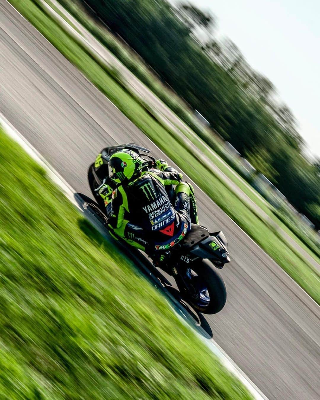 バレンティーノ・ロッシさんのインスタグラム写真 - (バレンティーノ・ロッシInstagram)「Allenamento al @circuitodipomposa con la @vr46ridersacademyofficial  Grazie a Marco e a tutti i ragazzi dello staff per l’accoglienza  🎥 by @gopro  📸 @camilss」8月3日 20時15分 - valeyellow46