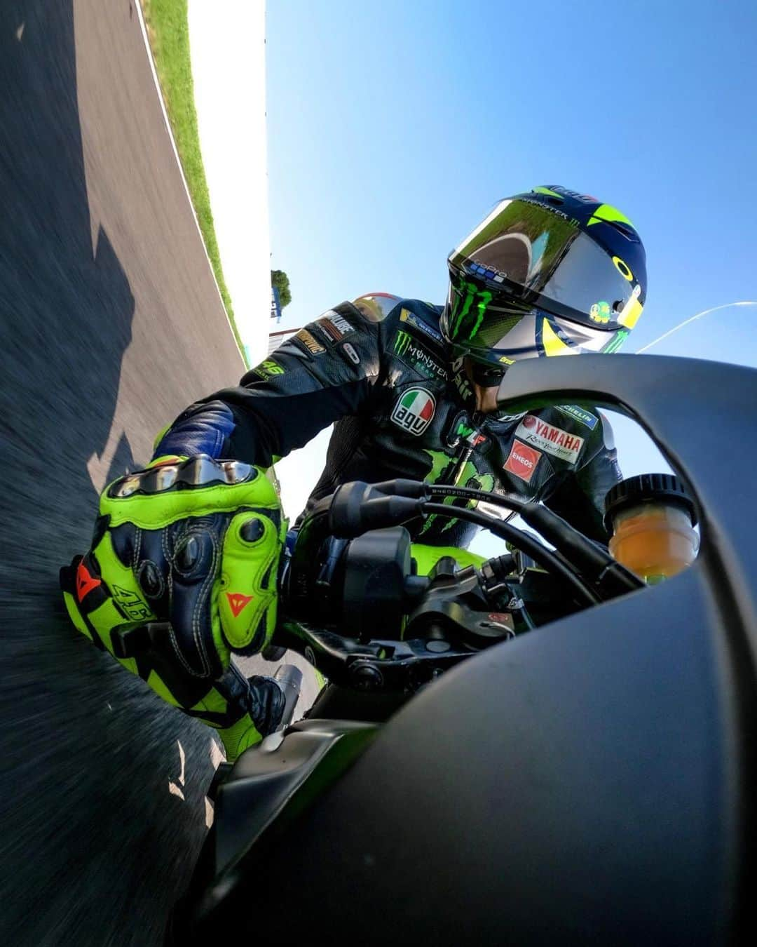 バレンティーノ・ロッシさんのインスタグラム写真 - (バレンティーノ・ロッシInstagram)「Allenamento al @circuitodipomposa con la @vr46ridersacademyofficial  Grazie a Marco e a tutti i ragazzi dello staff per l’accoglienza  🎥 by @gopro  📸 @camilss」8月3日 20時15分 - valeyellow46