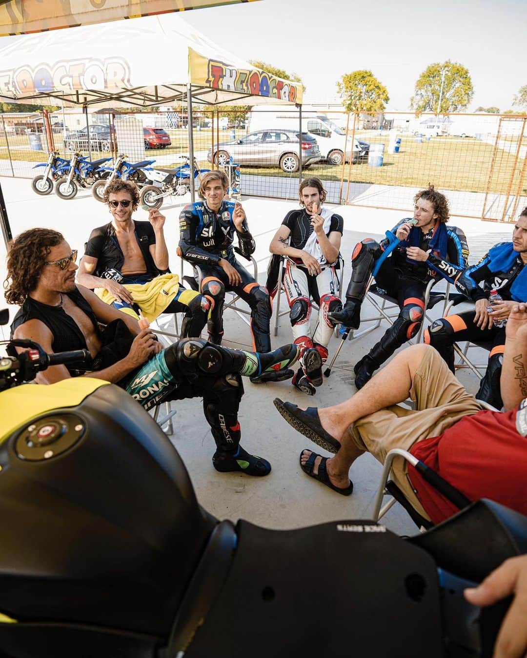 バレンティーノ・ロッシさんのインスタグラム写真 - (バレンティーノ・ロッシInstagram)「Allenamento al @circuitodipomposa con la @vr46ridersacademyofficial  Grazie a Marco e a tutti i ragazzi dello staff per l’accoglienza  🎥 by @gopro  📸 @camilss」8月3日 20時15分 - valeyellow46