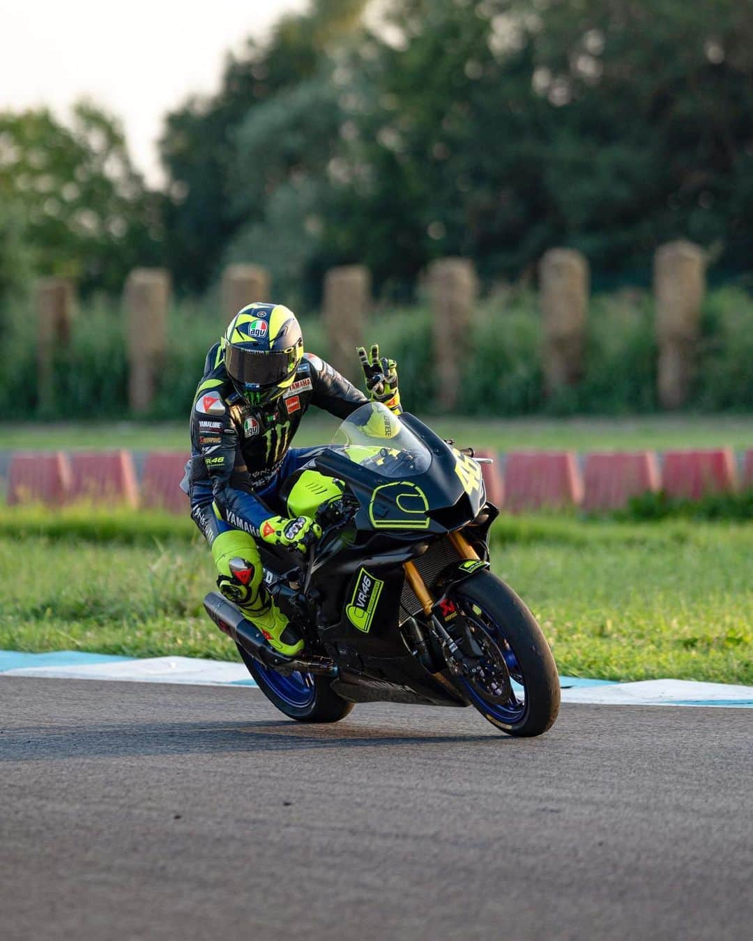 バレンティーノ・ロッシさんのインスタグラム写真 - (バレンティーノ・ロッシInstagram)「Allenamento al @circuitodipomposa con la @vr46ridersacademyofficial  Grazie a Marco e a tutti i ragazzi dello staff per l’accoglienza  🎥 by @gopro  📸 @camilss」8月3日 20時15分 - valeyellow46