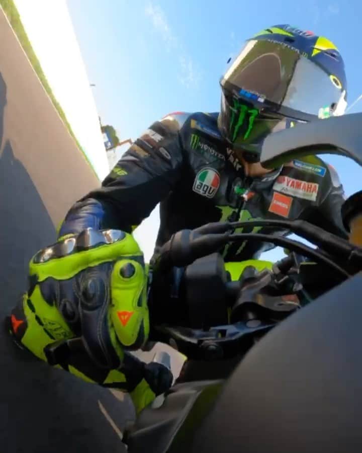 バレンティーノ・ロッシのインスタグラム：「Allenamento al @circuitodipomposa con la @vr46ridersacademyofficial  Grazie a Marco e a tutti i ragazzi dello staff per l’accoglienza  🎥 by @gopro  📸 @camilss」