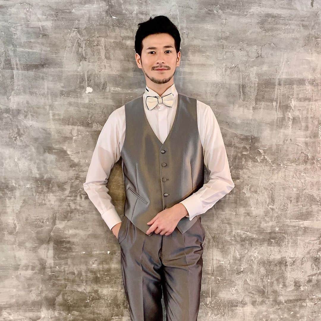 楠ダニエルのインスタグラム：「梅雨やっと明けたね😛﻿ ﻿ 楽しい夏がやってくる！﻿ と思いたいけど今年は、、﻿ あまり予定は立てられそうにないです。😅﻿ ﻿ なのでおちゃめなダニエルで﻿ 癒されてください😉嘘嘘﻿ ﻿ ﻿ 昨日は公園で一日中シャボン玉で﻿ 遊んでいたのですが﻿ 想像以上に楽しくてハマりそうな。  そんな30歳夏のはじまりです。﻿ ﻿ ﻿ ﻿ #model#male#freemodel#洋装#映えスポット#メンズモデル#フリーモデル #インスタ映え#freelance#photo#bridal #フリーランスモデル#photogenic #モデル#撮影#タキシード #tuxedo #workout #wedding #ウェディングドレス #前撮り#hot#shootingday #イケメン#japanese #studio #ブライダル#ウエディング#結婚」