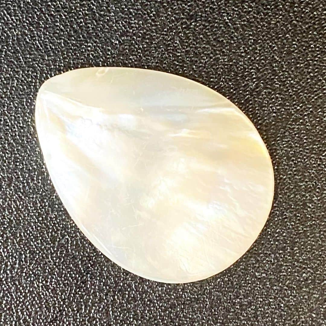 稲木ジョージのインスタグラム：「Hello! I post a lot of memes and my boring day-to-day in New York but let me talk about my passion today. I’ve been working with @kohei_kirimoto to develop my special @milamorejewelry milamorejewelry #Kintsugi collection. He purposely cracked the mother of pearls to then restore it in the traditional way by using lacquer and gold powder. Hopefully, I will be able to show you my first piece in September so stay tuned! In the meantime, enjoy the mixture of memes and my creative process for Milamore ❤️ 普段は、くだらない面白動画や、つまらない日常生活ばかりを投稿していますが、今日は僕が情熱と命をかけているミラモアのクリエーションについて語らせてください。フォローしてくださってる方々は、以前、漆職人の @kohei_kirimoto さんと「漆とジュエリーの切っても切れない関係」についてインスタライブをしたと見覚えがあるかもしれません。それをきっかけに、僕が一番大切にしている「KINTSUGIコレクション」は一生かけても学び切れない、表現しきれないと思い、彼との共同傑作を作ろうと「マザーオブパール」を題材に作品を作ることにしました。 素材を故意にわり、金継ぎという伝統手法、破損部分を漆によって接着し純金で装飾、その修復した素材を僕がデザインし、その後宝石職人さんにより完成させるという、気が遠くなる作業をしています。つまり、「破壊と創造」ということで🤯 待てない性格が故に今回は、イントロダクションということで投稿させてください。9月にはなにかしら発表できたらなと思いますので、金継ぎ好きの方、職人技がお好きな方、楽しみにしててね🤫😘」