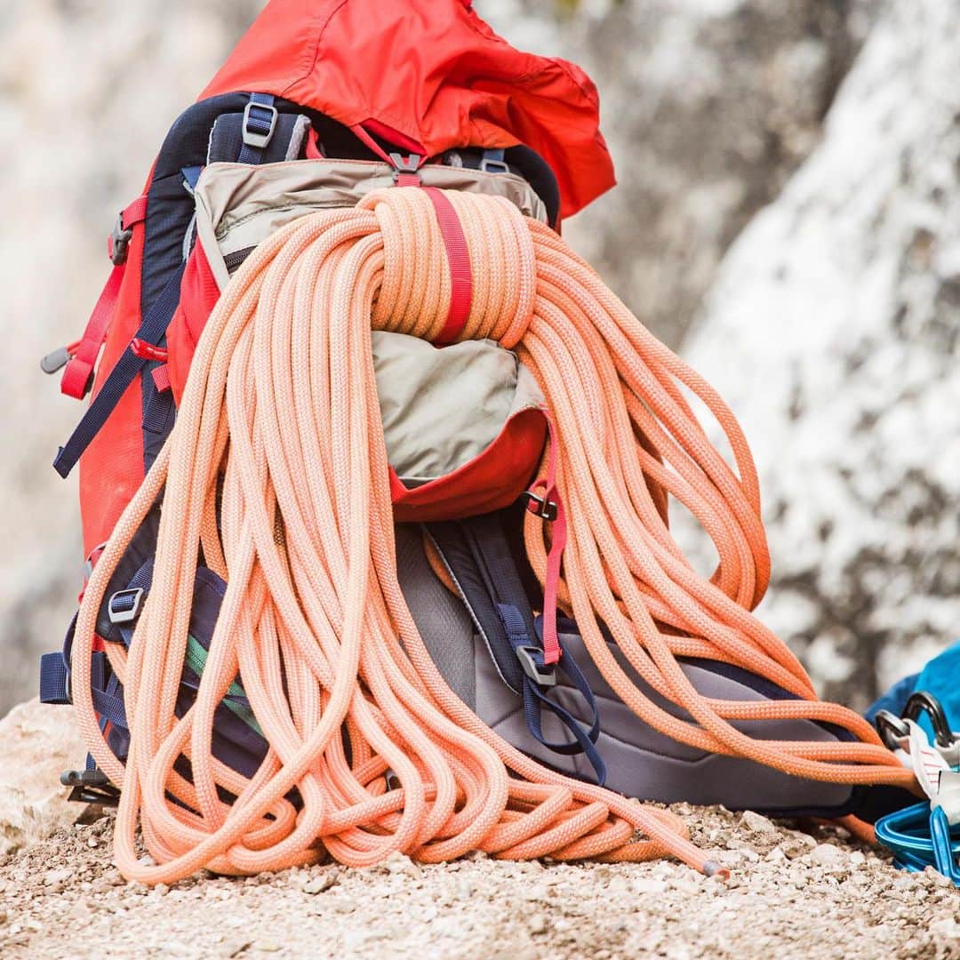 ドイターさんのインスタグラム写真 - (ドイターInstagram)「Our Guide Lite Alpine backpack is reduced to the bare minimum, but don't worry, we still equipped it with most important features. 🎒    ❄The ice axe attachments ensure a perfect tour through rough mountains. 🏔   🧗‍♀ You can securely attach the climbing rope on top of the backpack.    Discover all features on deuter.com. 👈 - Please tag #deuter to be featured. 🏔❤️ - #deuter #backpack #alpinebackback #guide #mountainguide #skiguide #becomingaguide #passion #climbing #skiing #extremesport #sport #active #outdoorsport @weguideyou」8月3日 20時19分 - deuter