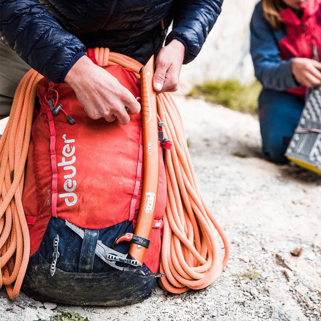 ドイターさんのインスタグラム写真 - (ドイターInstagram)「Our Guide Lite Alpine backpack is reduced to the bare minimum, but don't worry, we still equipped it with most important features. 🎒    ❄The ice axe attachments ensure a perfect tour through rough mountains. 🏔   🧗‍♀ You can securely attach the climbing rope on top of the backpack.    Discover all features on deuter.com. 👈 - Please tag #deuter to be featured. 🏔❤️ - #deuter #backpack #alpinebackback #guide #mountainguide #skiguide #becomingaguide #passion #climbing #skiing #extremesport #sport #active #outdoorsport @weguideyou」8月3日 20時19分 - deuter