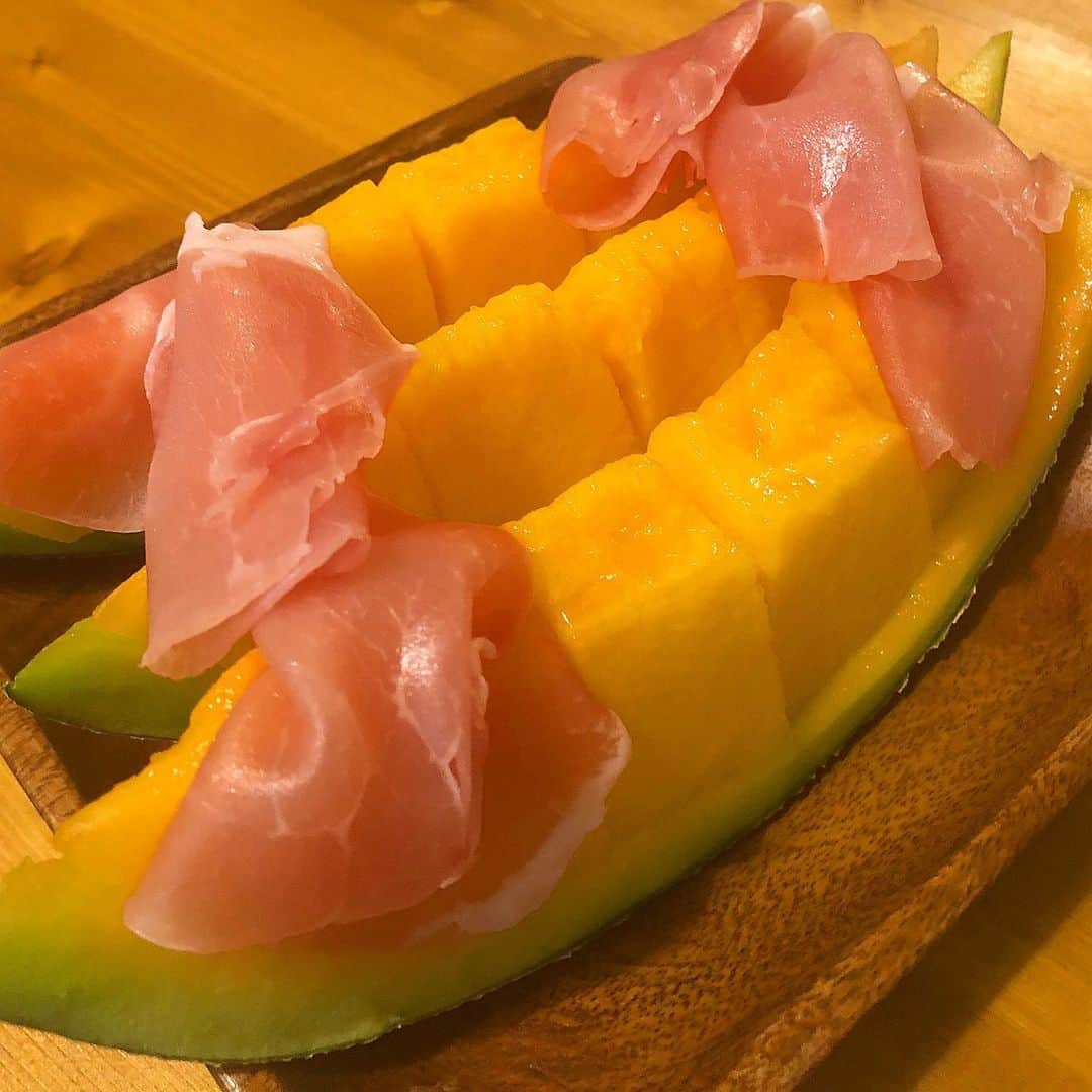 樹麗のインスタグラム：「結果、別々に食べるのが美味しい🍈🤤 すっごく甘いから。でも一瞬だけ幸せボートを満喫しました。  #夕張メロン #ドリンクだった #幸せボート#お裾分け#🚣‍♂️」