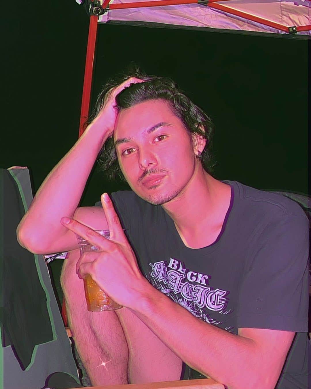 のインスタグラム：「✌🏼🖤🤡」