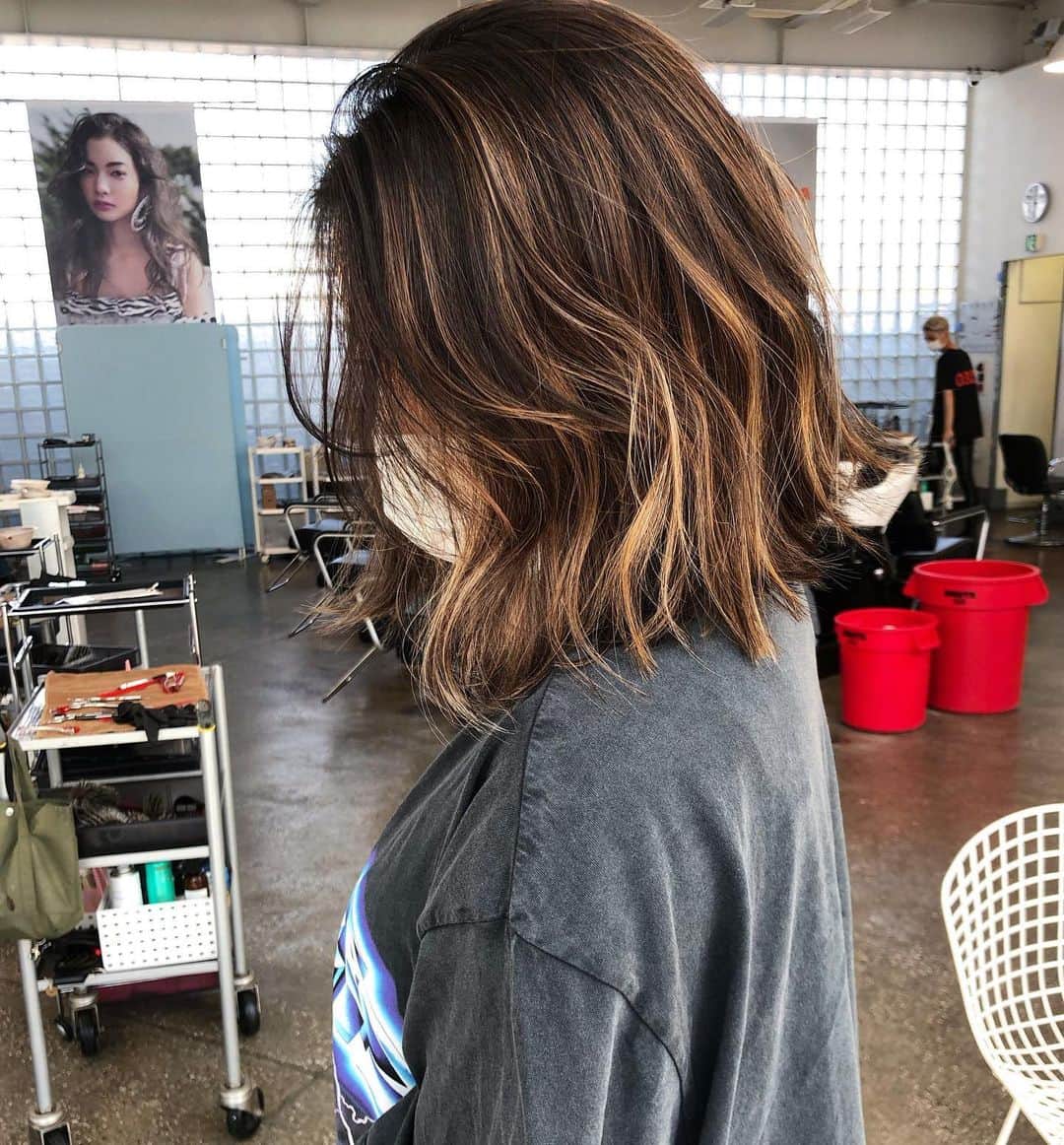 神能裕貴のインスタグラム：「. "ラフで適当がカッコいい" . . 【エフォートレスカット】 ◉ラフに決まるセットも簡単なカット. ◉飾らず、抜け間のある雰囲気に！ ◉軽やかで美しい女性. . . 【シャドールーツ】 ◉根元のコントラストでクールな印象へ. ◉伸びても根元が気にならない！ ◉自信と魅力のある女性.  以上の効果が期待できます💫  #effortlesscut#balayage#highlight#shadowroot#ombre #オンブレ#オンブレカラー#ハイライト#バレイライト#バレイヤージュ#海外ヘアー#リアル海外ヘアー#ラフカット#エフォートレスカット#ラフで適当がカッコいい#ラフで色気のあるヘアー#SHIMA」