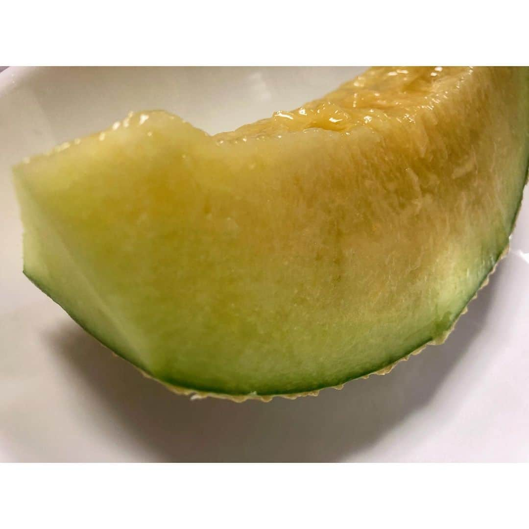 etsucoさんのインスタグラム写真 - (etsucoInstagram)「✱ ✱ ✱ 🍈 𝗝𝗬𝗨𝗞𝗨𝗝𝗬𝗢🍈 ✱ 毎年本当にありがとうございます @tomatotomelonya  @jttomatomelon  ✱ 【HP】 https://tomatotomelonya.com/ ✱ これは僕だけのメロン🤤🙏🏼✨ (パノラマで無理矢理撮れた！w ✱ 家族みんな "美味しいなあ〜"の笑顔で溢れた食卓になりました🥰🥰🥰🥰 ✱ 甥っ子ちゃん(下の子)はあまりの美味しさに最後の最後までほじくりたおしてました😂😂😂滴り落ちたジュースもゴクゴク(分かる ✱ 「ちょっとあげよか？☺️」 ゆうたら 「いいっ！🤐」って。 ✱ えっちゃんが貰ったメロンやもん、と気を遣ったのかな。いつの間にかお兄ちゃんになったな〜と思った夏休みなう。叔母バカ ✱ ✱ #こだわりのトマトとメロン作り谷口 #いつもありがとうございます #気になる方は是非」8月3日 20時26分 - etsuco1229