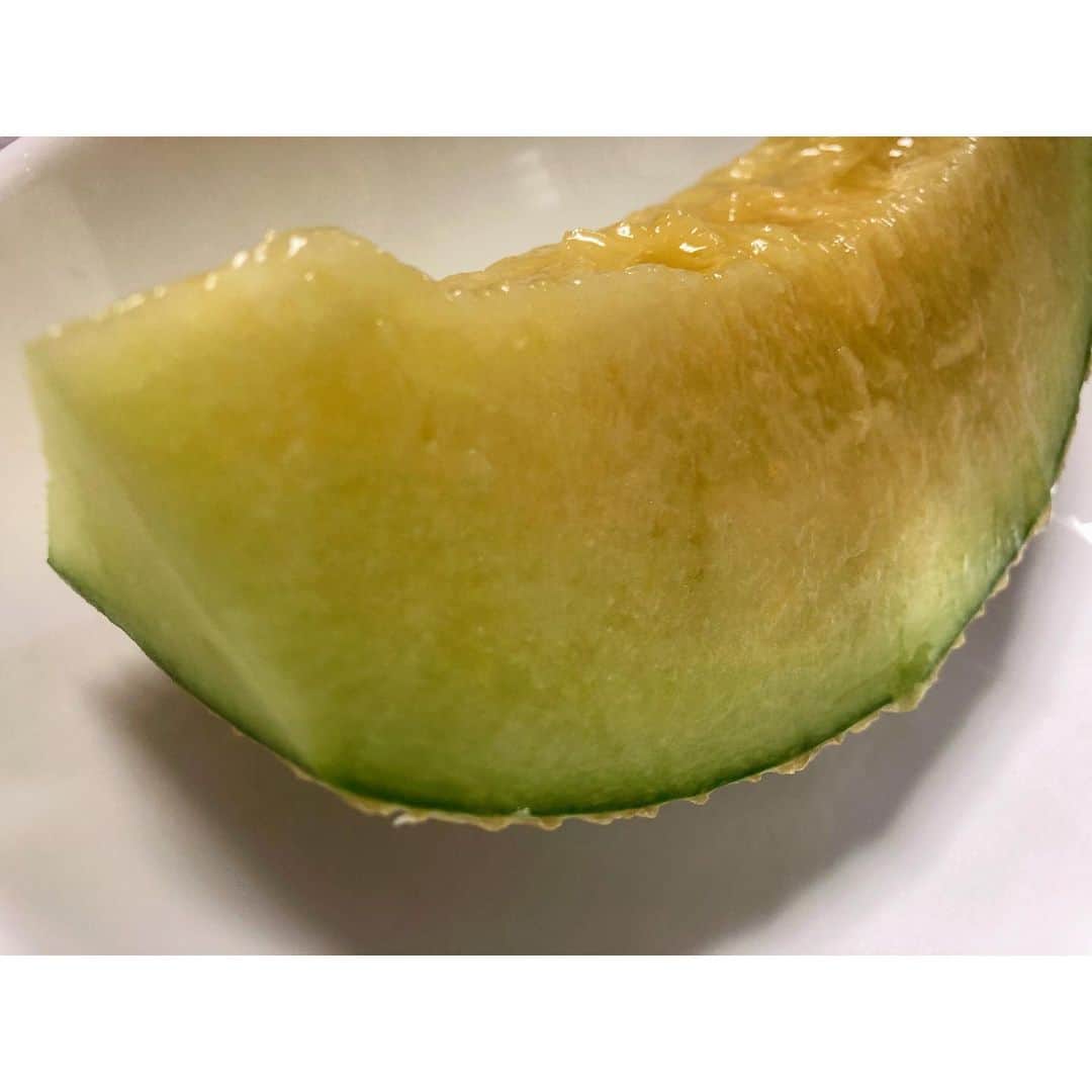 etsucoのインスタグラム：「✱ ✱ ✱ 🍈 𝗝𝗬𝗨𝗞𝗨𝗝𝗬𝗢🍈 ✱ 毎年本当にありがとうございます @tomatotomelonya  @jttomatomelon  ✱ 【HP】 https://tomatotomelonya.com/ ✱ これは僕だけのメロン🤤🙏🏼✨ (パノラマで無理矢理撮れた！w ✱ 家族みんな "美味しいなあ〜"の笑顔で溢れた食卓になりました🥰🥰🥰🥰 ✱ 甥っ子ちゃん(下の子)はあまりの美味しさに最後の最後までほじくりたおしてました😂😂😂滴り落ちたジュースもゴクゴク(分かる ✱ 「ちょっとあげよか？☺️」 ゆうたら 「いいっ！🤐」って。 ✱ えっちゃんが貰ったメロンやもん、と気を遣ったのかな。いつの間にかお兄ちゃんになったな〜と思った夏休みなう。叔母バカ ✱ ✱ #こだわりのトマトとメロン作り谷口 #いつもありがとうございます #気になる方は是非」