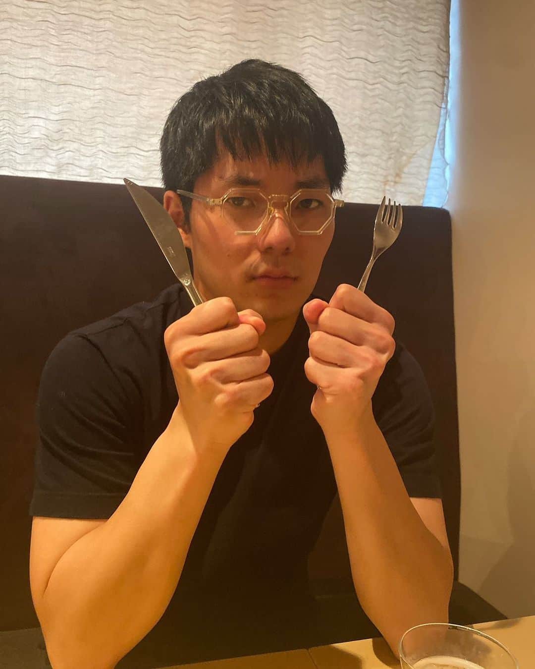 のインスタグラム：「一昨日、8/1で24歳になりました😎  誕生日おめでとうと映画面白かったよの連絡を沢山頂き、ありがとうを沢山伝えられ、幸せなスタートになりました‼︎  24の年、良い報告が出来るよう一生懸命走っていきます🏃‍♂️  皆様、今後とも宜しくお願い致します😊  牧亮佑  #24歳1食目」