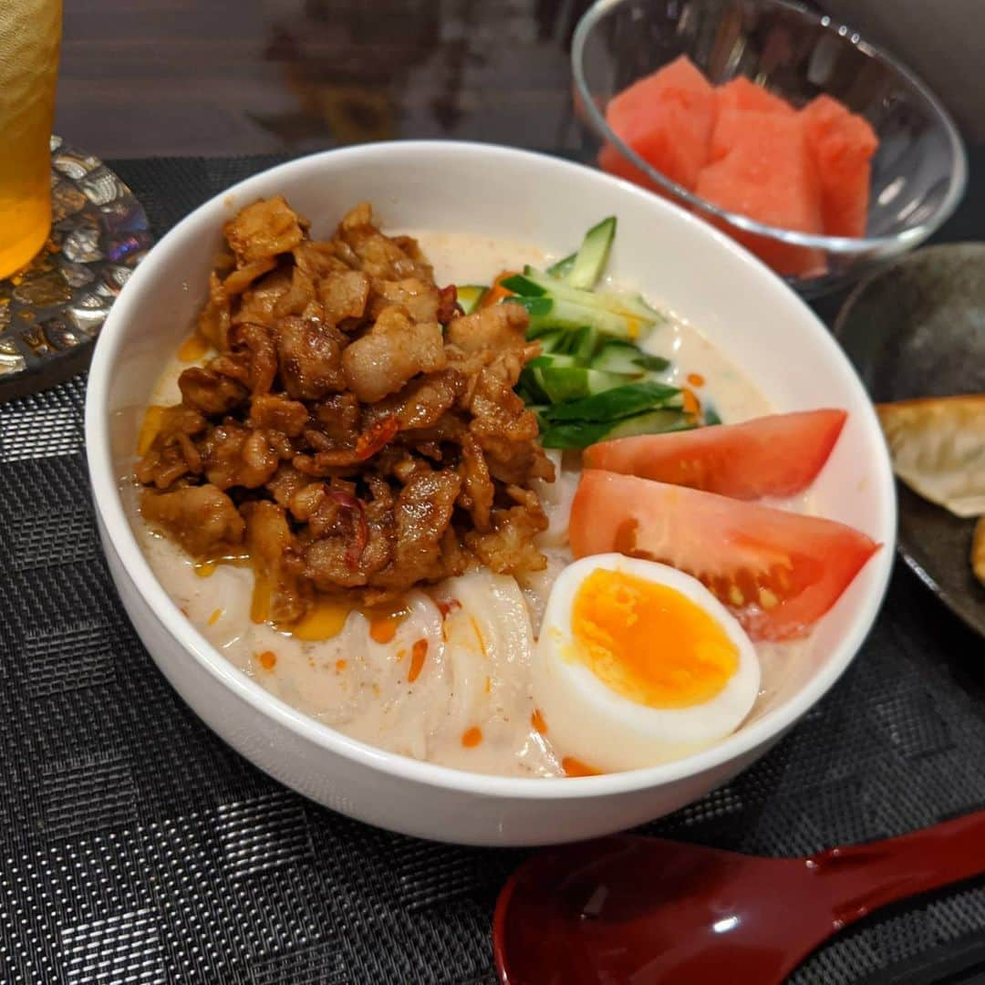 雨宮めるさんのインスタグラム写真 - (雨宮めるInstagram)「今日は時短ご飯。 夏ぽいメニューにしてみた♪ 最近少し辛い物食べられるようになった、気がする！  #豆乳担々麺 #豆乳担々麺うどん #豆乳担々麺風 #時短ご飯 #手抜きご飯 #おうちご飯 #自炊 #自炊生活 #自炊記録 #中華ご飯 #中華メニュー #夏ご飯 #ピリ辛ご飯 #ピリ辛 #ピリ辛だれ #肉味噌 #豚バラ肉味噌 #半熟ゆで卵 #スイカ #スイカ好き #夏の定番 #夏の定番メニュー #定番メニュー #おしゃれな食卓に憧れる」8月3日 20時28分 - amamiya_melty