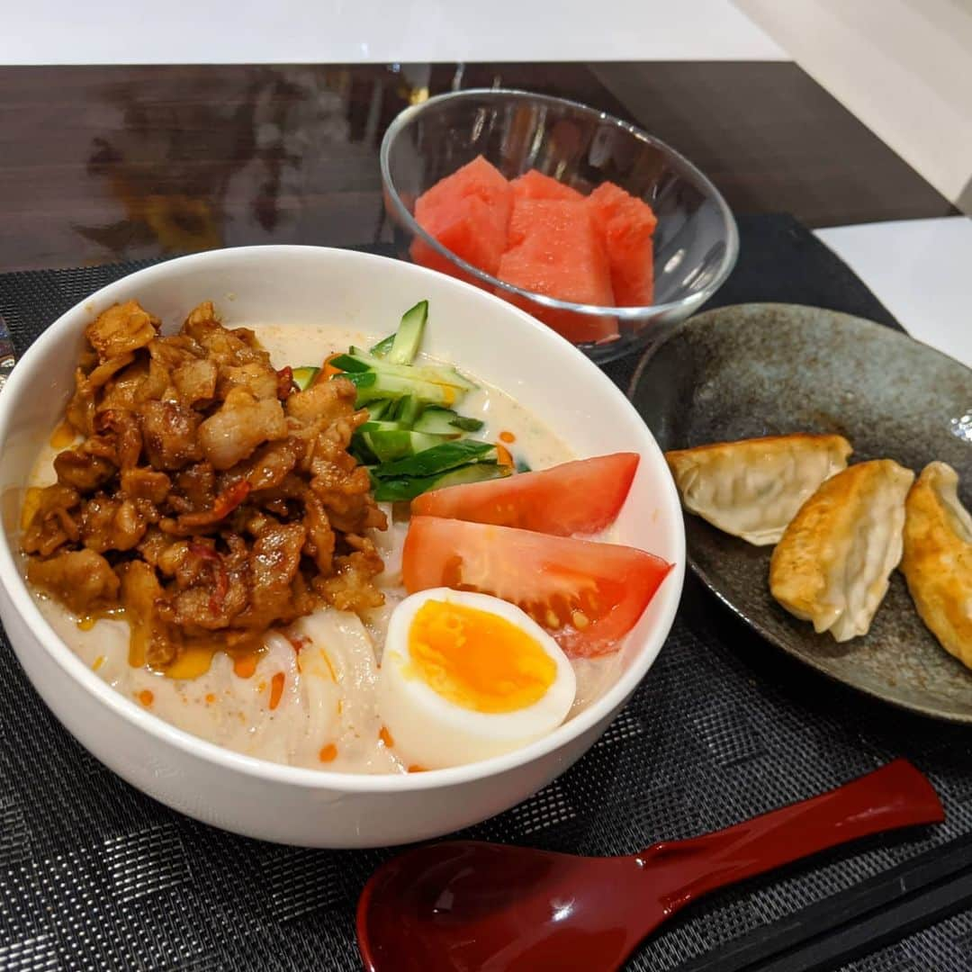 雨宮めるさんのインスタグラム写真 - (雨宮めるInstagram)「今日は時短ご飯。 夏ぽいメニューにしてみた♪ 最近少し辛い物食べられるようになった、気がする！  #豆乳担々麺 #豆乳担々麺うどん #豆乳担々麺風 #時短ご飯 #手抜きご飯 #おうちご飯 #自炊 #自炊生活 #自炊記録 #中華ご飯 #中華メニュー #夏ご飯 #ピリ辛ご飯 #ピリ辛 #ピリ辛だれ #肉味噌 #豚バラ肉味噌 #半熟ゆで卵 #スイカ #スイカ好き #夏の定番 #夏の定番メニュー #定番メニュー #おしゃれな食卓に憧れる」8月3日 20時28分 - amamiya_melty