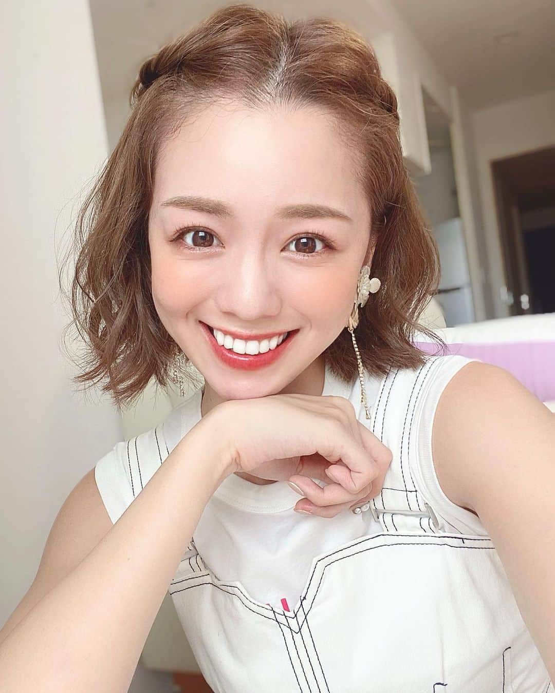のインスタグラム：「🌸簡単！三つ編みするだけの前髪アレンジ🌸  ①全体をミックス巻きにしておく ②前髪をど真ん中でセンター分けし、片方の前髪はピンで留めておく ③ピンで止めてない方の前髪と、三つ編みする分の後ろ髪をまとめて一緒に後ろに向かって三つ編みにし、ピンで仮留めしておく ④逆も同じ ⑤ピンで仮止めしていたものを外し、アメピンでバツになるように留める ⑥前髪の根本や三つ編み部分を全体的にほぐす ⑦巻き足りないところを巻く  これで完成です😍 ボブだと後ろまで三つ編みが届ききらないんだけど、ピンでバッテンに留めちゃえばOK☺️ゴールドピンとかで留めても可愛いかも！  三つ編みをキツめにして後からほぐすのがコツ👌  ピンの仮留めはしなくてもいいんだけど、した方が位置が定まりやすいのでやってます💐  簡単だけど説明伝わりにくいかもなので、質問あればコメント欄にお気軽にどうぞ〜！  #前髪アレンジ#ボブアレンジ#ボブ#ショートボブ#ショートボブアレンジ#簡単アレンジ#ヘアアレンジ」