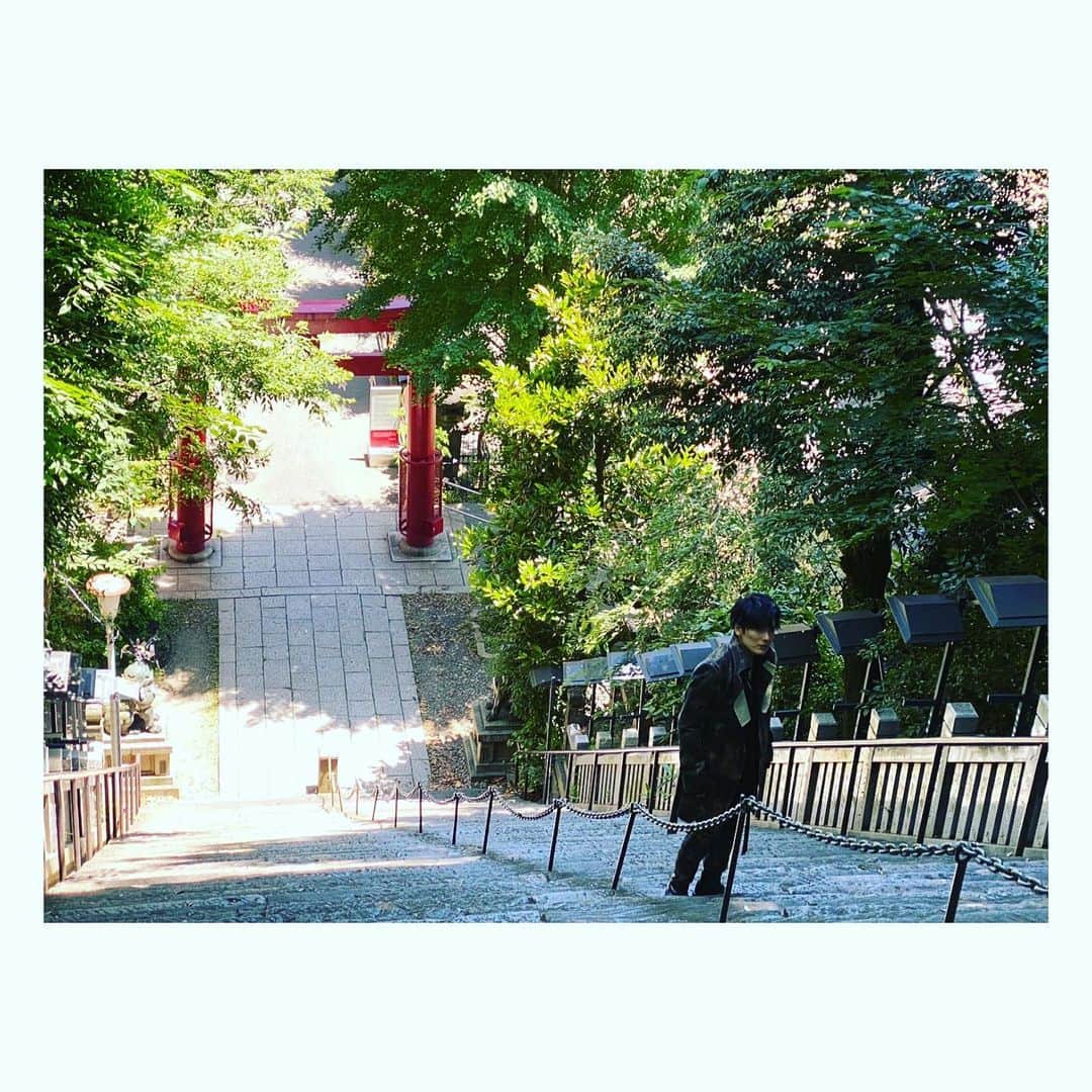 崎山つばさのインスタグラム：「装苑9月号  #装苑 #愛宕神社 #出世の階段 #神社グラム」