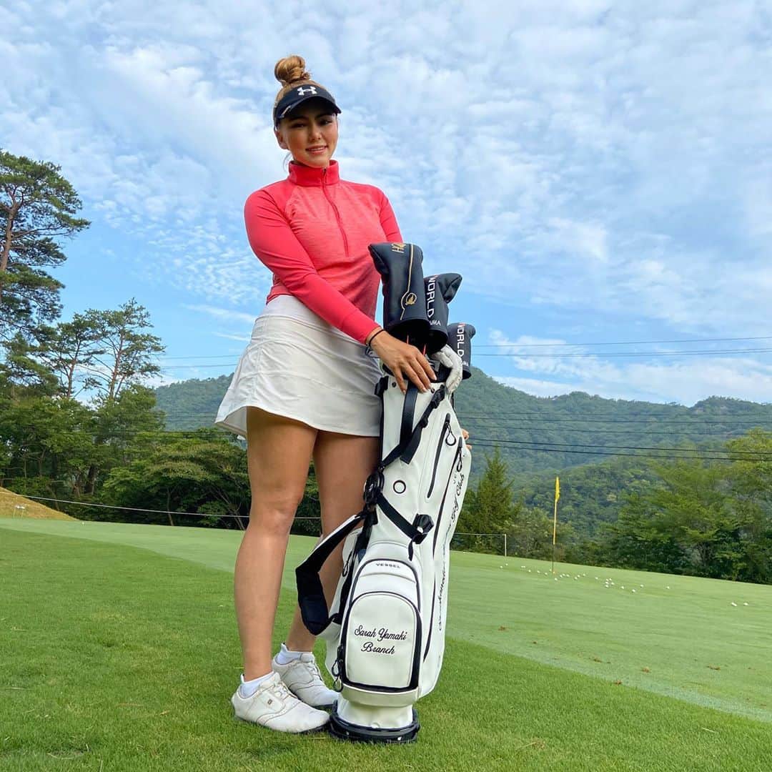 のインスタグラム：「人生で初めてのネーム入りのバックです！@vesselgolf.japan  このバックとともに頑張って行きます！🏌🏼‍♀️ 可愛すぎてすごく気に入ってます☺️ 二枚目はオーストラリアのお友達が作ってくださった作品です！  Thank you @ne.illustrations for this beautiful sketch 🧑🏻‍🎨 Love that I finally have an artwork of my self 😉  今日もマイナビの投票よろしくお願いします🤲🏻  #ゴルフ女子 #ゴルフバッグ #マイバッグ #ネーム入り #ベゼル #vessel #vesselgolfbags #vesseljapan #underamour #underarmourgolf #lululemon #neillustrations #artwork #beautifulsketch #golfgirls」