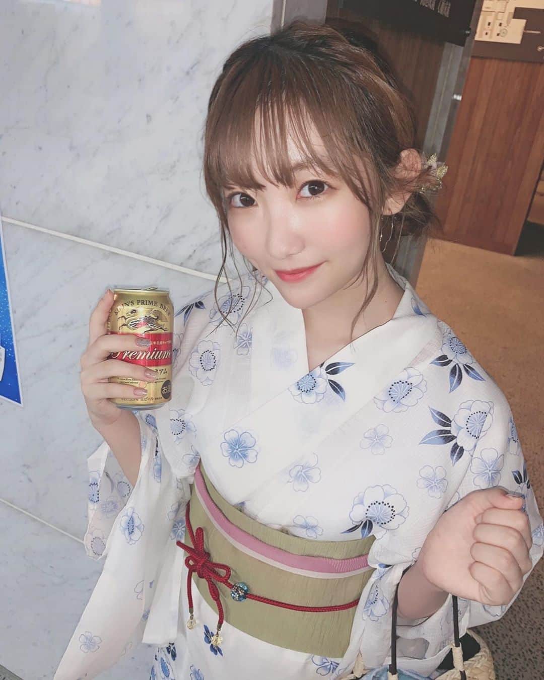 夏川愛実のインスタグラム：「﻿ ちょっとえもい写真、、、🍺﻿ ﻿ ﻿ 昨日は大須線香花火参加してきました！﻿ ﻿ なかなか今の状況だと大須商店街の方ともお会いする機会が減ってしまっていたので、﻿ 商店街の皆さんや関係者の皆さんと﻿ ご挨拶できてよかったです😭﻿ ﻿ ちなみにこの浴衣は﻿ 大須商店街の三井屋さんの💓﻿ ﻿ ﻿ #浴衣女子#浴衣アレンジ#夏祭り#浴衣#浴衣ヘアアレンジ﻿ #線香花火#大須線香花火#帯紐﻿ ﻿ ﻿ ﻿」