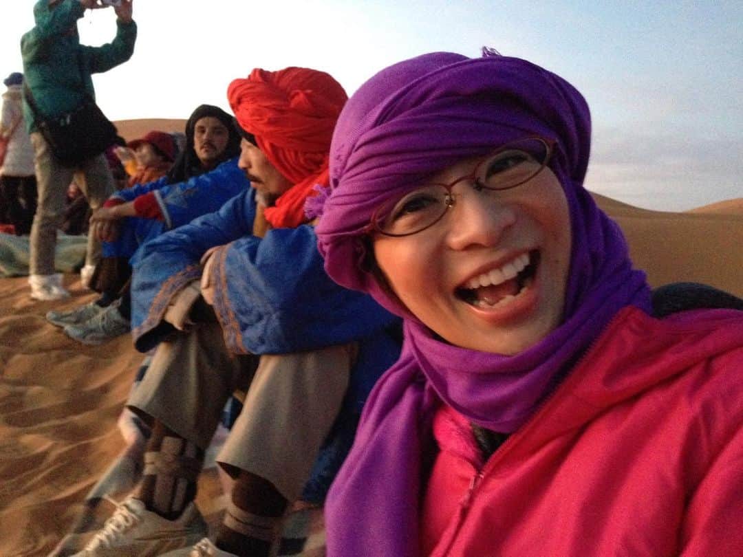 海津ゆうこさんのインスタグラム写真 - (海津ゆうこInstagram)「半年ほど前からホワイトベリーに通いスタートしたマウスピース矯正。 ずっと気にしていた前歯の矯正が一応、今日で一区切り。 歯並びがキレイになると、口を開けることに本当に抵抗がなくなります。 もっと早く治しておけばよかったです。  ワイヤー矯正と違うので、痛みも少ないし、目立たないし、何よりも外すこともできます。 仕事中は外していた私でもこれだけの効果が出たので、 しっかり装着できる人はもっと効果が出るのが早いと思いますよ。 先生、長らくありがとうございました^_^  #矯正女子 #マウスピース矯正 #矯正 #矯正歯科 #自信をつける #歯並び #歯並び矯正 #口腔ケア #フリーアナウンサー#ラジオパーソナリティー #モロッコ#サハラ砂漠#過去pic #instagood #instalike #instalife #instadaily」8月3日 20時39分 - yuco310