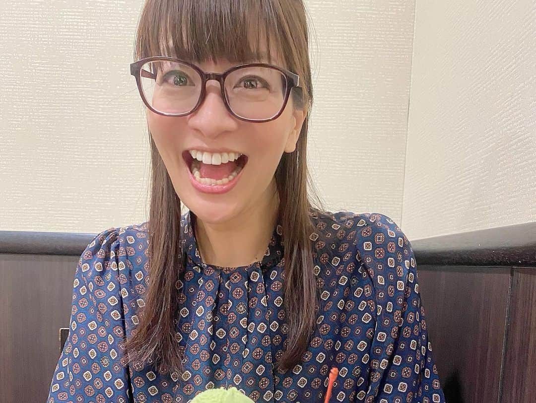 海津ゆうこさんのインスタグラム写真 - (海津ゆうこInstagram)「半年ほど前からホワイトベリーに通いスタートしたマウスピース矯正。 ずっと気にしていた前歯の矯正が一応、今日で一区切り。 歯並びがキレイになると、口を開けることに本当に抵抗がなくなります。 もっと早く治しておけばよかったです。  ワイヤー矯正と違うので、痛みも少ないし、目立たないし、何よりも外すこともできます。 仕事中は外していた私でもこれだけの効果が出たので、 しっかり装着できる人はもっと効果が出るのが早いと思いますよ。 先生、長らくありがとうございました^_^  #矯正女子 #マウスピース矯正 #矯正 #矯正歯科 #自信をつける #歯並び #歯並び矯正 #口腔ケア #フリーアナウンサー#ラジオパーソナリティー #モロッコ#サハラ砂漠#過去pic #instagood #instalike #instalife #instadaily」8月3日 20時39分 - yuco310