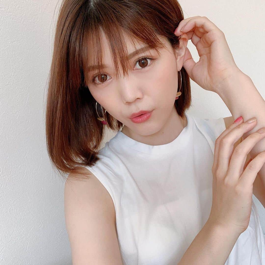 上坂由莉のインスタグラム：「﻿ ﻿ 先々週ボブに切った時にその場で予約したんですが﻿ 今日はストキュアをかけに行ってきました🥰﻿ ﻿ ﻿ 髪の毛めちゃくちゃ多い上に中の方が癖毛なので﻿ 特に朝は髪の広がりが凄いんです💣🤯 ﻿ ﻿ 縮毛よりかは緩く痛みも少ないストレートと﻿ トリートメントをしてもらったら﻿ 潤サラ注意報⚠️が出るくらいの﻿ ツヤツヤ、サラサラヘアになっちゃいました👩💓﻿ ﻿ ﻿ トリートメントもめちゃくちゃよくて﻿ 潤髪＆艶髪です✨🥺❤️﻿ ボブもまた少し整えてもらったよ💇‍♀️﻿ 明日から朝のセットが楽になるなぁ😍﻿ ﻿ ﻿ @nawahideyoshi 今日もありがとう〜💇‍♂️﻿ ﻿ ﻿ #stand #美容室 #ストレートヘア #美髪 #ボブヘアー #代官山﻿」