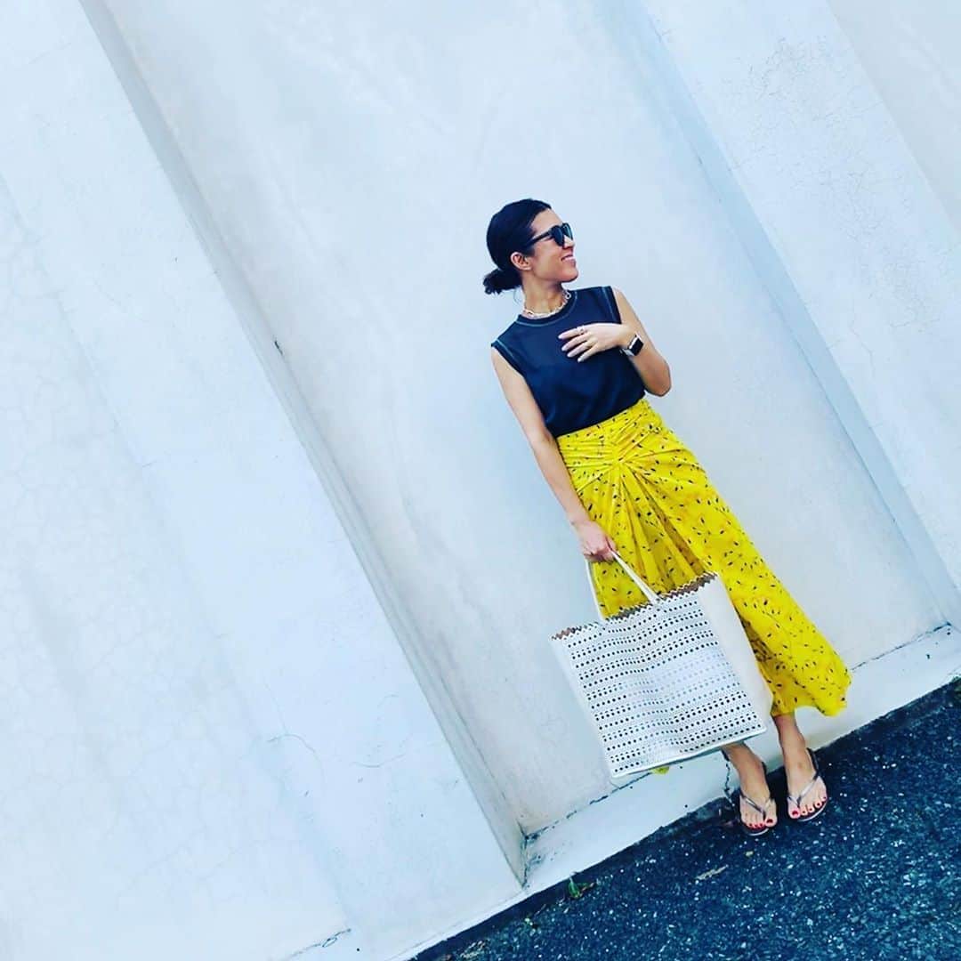 大草直子さんのインスタグラム写真 - (大草直子Instagram)「夏！夏！嬉しい嬉しい。蒸し暑いのも、35度超えも大好き♡今日は黒を使わないコーディネート。透けるトップスもサングラスも、カーキです。ああ、夏最高。 @unitedarrows_women_store #で買った @rochasofficial のスカート #セールですもちろん #六本木も青山も #アローズ好き #今夜も開けたよ🍷」8月3日 20時41分 - naokookusa