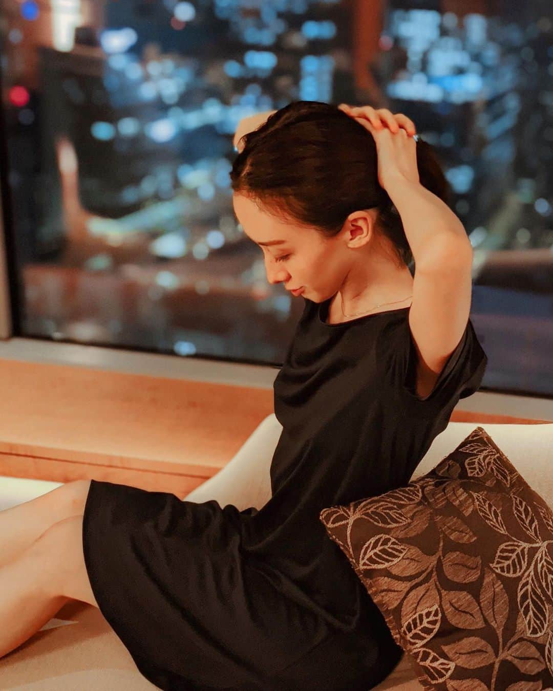 前田紀至子のインスタグラム：「ステイケーションは自宅同様心地良いものや好きなものに囲まれていたくて、リュックにお気に入りのラウンジウェアやスイムウェア、スキンケアアイテムやボディウォッシュなどを詰め込んで来てみました。  ラウンジウェアは勿論ハンロ、そして前ポストのスイムウェアはエレス。 どちらもクチュール感覚で作られている（エレスに至ってはシャネル傘下だしね）着る宝物。 ステイケーションをより一層心地良くしてくれたので持って来て良かったな（でも水着なども貸して貰えるので手ぶらで来ても充分楽しめます）。  首元できらりと光るプラチナネックレスはいつも着けっぱなしのもの。  #staycation#ステイケーション#staycationwithhanro#shangrilahotel#shangrilatokyo#シャングリラ東京#一生モノ#プラチナ#プラチナジュエリー」