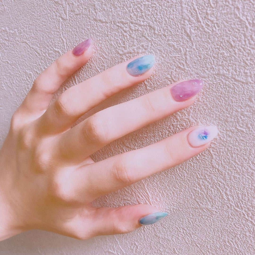 ジャスミンゆまのインスタグラム：「♡♡♡ · · · new nail   #夏ネイル #クリアネイル #マーブルネイル」