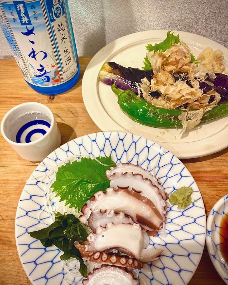 クボタマサヒコのインスタグラム：「茄子と土佐甘とうを油ひたひたで焼いておかかと生姜をたっぷり添える。 刺身は小坪のタコ、澤乃井の夏酒が最高に合う。 今宵はスタージェンムーンらしいね🌕  #澤乃井 #夏酒 #日本酒 #japanesefood #sake #🐙 #茄子 #ししとう #和食 #自炊 #おうちごはん #居酒屋メニュー」