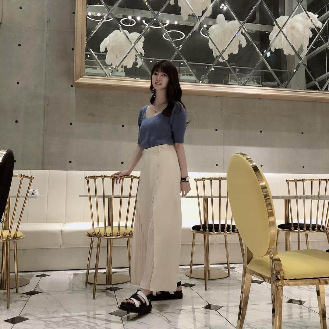 日下部美愛のインスタグラム：「店内可愛すぎない？？ ラストオーダーぎりぎりに行ったから最後のお客さんだったんだけど、 他に誰も居なかったから写真撮らせてもろて〜  #ルイカフェ代官山 #代官山 #代官山カフェ #photo #japan #model #me #hair #code #fashion #makeup #selfie #followme #instagood #camera #instadaily #dailylook #自撮り #한국 #맞팔 #사진 #데일리 #데일리룩 #인스타사진 #인스타그램 #일본인 #패션」
