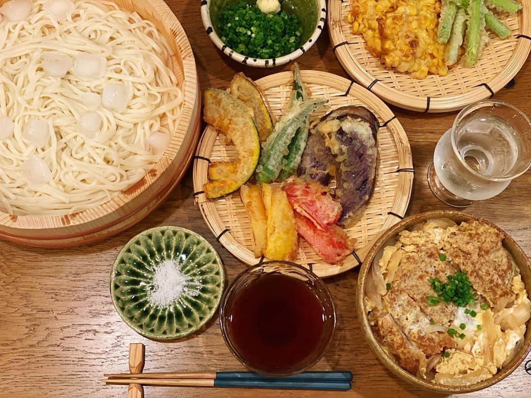 高山直子さんのインスタグラム写真 - (高山直子Instagram)「つるりーん🤤 素麺食べたい！と思ったら冷やしうどんがあったので🎐 ●冷やしうどん ●夏野菜の天ぷら ●カツ丼（夫用） 夫は素麺類は夜ごはんじゃない！😤ていうめんどくさいタイプなので（笑）追加でカツ丼を。 わたしは一人なら毎日素麺でいいくらい冷たいつるつる系が大好き😍 天ぷらも美味しく揚がりました🌽🍆 ごちそうさまです🙏🏻  #なおコロ食堂 #冷やしうどん#天ぷら#夏野菜 #カツ丼#夏ごはん#夏野菜大好き」8月3日 20時50分 - nao_70koro