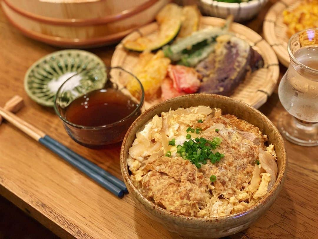 高山直子さんのインスタグラム写真 - (高山直子Instagram)「つるりーん🤤 素麺食べたい！と思ったら冷やしうどんがあったので🎐 ●冷やしうどん ●夏野菜の天ぷら ●カツ丼（夫用） 夫は素麺類は夜ごはんじゃない！😤ていうめんどくさいタイプなので（笑）追加でカツ丼を。 わたしは一人なら毎日素麺でいいくらい冷たいつるつる系が大好き😍 天ぷらも美味しく揚がりました🌽🍆 ごちそうさまです🙏🏻  #なおコロ食堂 #冷やしうどん#天ぷら#夏野菜 #カツ丼#夏ごはん#夏野菜大好き」8月3日 20時50分 - nao_70koro