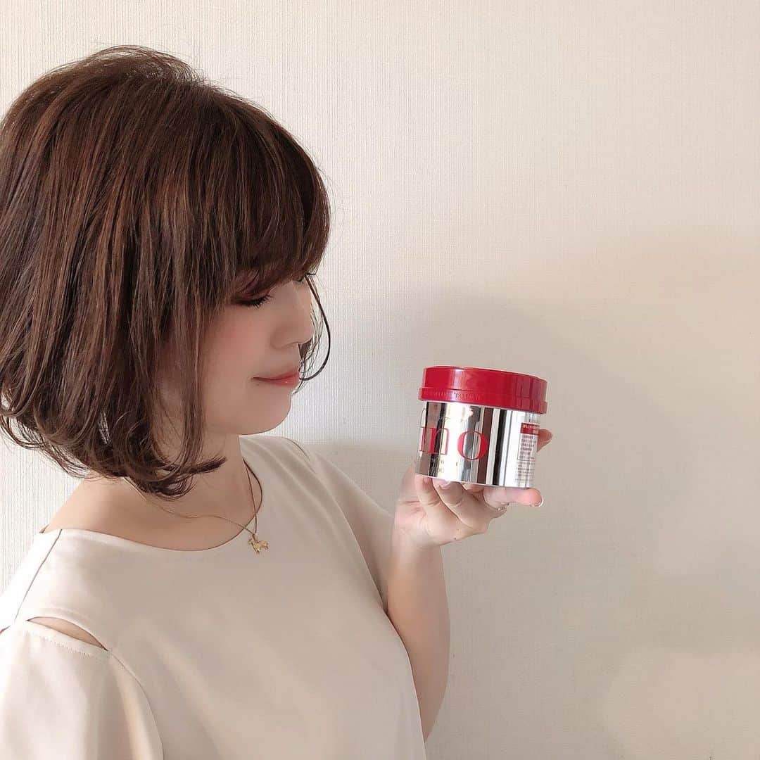 のインスタグラム：「* * 娘と一緒に愛用している【フィーノ プレミアムタッチ 浸透美容液ヘアマスク】🧴 * とろけるように髪に馴染み、洗い流すと内側から潤いで満たされたような滑らかな手触りに💫 * 何より毛先のまとまりが良いのでスタイリングしやすくなるのがお気に入りです💁🏻‍♀️ * ほぼ毎日ヘアアイロンを使うため傷みやパサつきが気になるので週に1〜2度の特別なヘアケアとして欠かせません♡ * * * #私はfino派 #PR #fino #ヘアケア用品 #ダメージケア #ヘアケア #hair @tsubaki_shiseido」