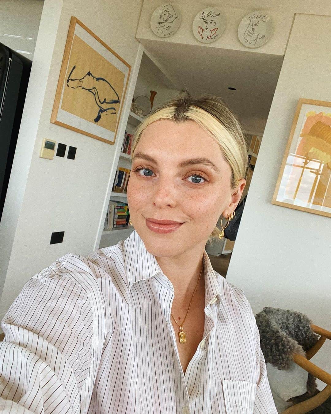 Estée Lalondeのインスタグラム：「It’s Monday and I’ve worked out, showered and put on makeup. I am giving myself a medal 🥇😂」