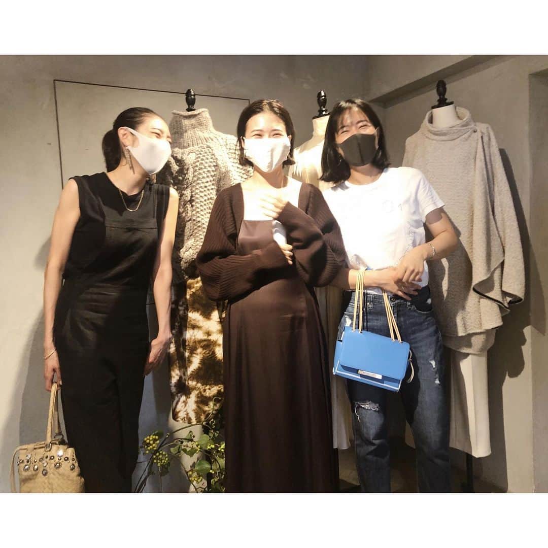 太田彩乃のインスタグラム：「地球にも人にも優しい物作りをしていて、その想いもデザインも好きなブランド @casa_fline の展示会にお邪魔させて頂きました🌏🌿 人の縁とかタイミングってホント不思議。  次のシーズンもキュンキュンするデザインがいっぱい！案内してくださった @sato_uyu さんのお人柄にもキュン。  久しぶりにゆっくりお洋服を見る時間がホントに楽しかったなぁ。  @yamashitayuna 誘ってくれてありがとー！！ . . #casafline #casaflineforearth #展示会 #sustainable #sustainablefashion #サステナブルライフ #サステイナブル」