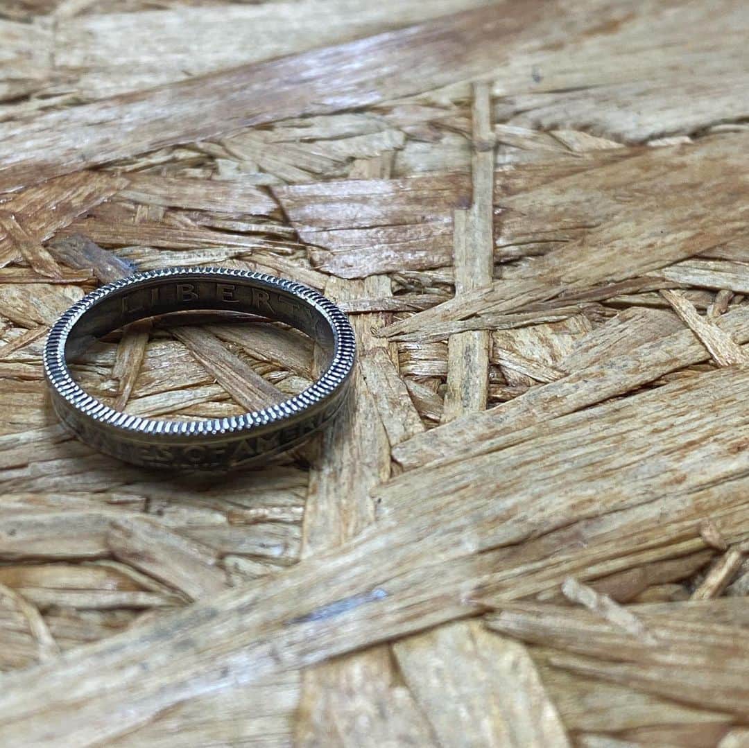 田丸なおとのインスタグラム：「I got new order made ring by @sigma_world  It made by 1964's american coins.  Such an awesome stuff.」