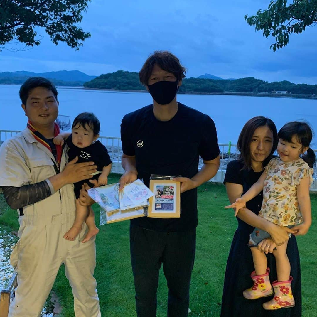 巻誠一郎さんのインスタグラム写真 - (巻誠一郎Instagram)「写真の修復完了しました。  沢山の方々に携わっていただき、想いを繋いできました。  写真もデータと実物の写真。  かなり綺麗な状態にしていただきました。  後はしっかりとお届けしてきたいと思います！  #漂流した写真 #様々な想い #しっかりお届けします #災害復興支援プロジェクト #ユアアクション #クラウドファンディング #マクアケ #巻誠一郎」8月3日 20時57分 - makiseiichiro9