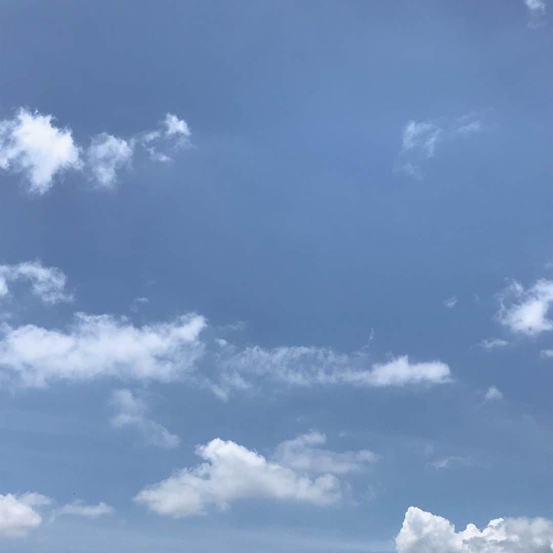 ゆうかさんのインスタグラム写真 - (ゆうかInstagram)「良いお天気最高❤️﻿ドライブ行って休憩して帰ってきた💕 主人とたまたまリンクコーデになったよ❤️﻿ ﻿  @moncler ﻿ ﻿ 暑いから、水分補給ちゃんとして熱中症気をつけようね！✨﻿ ﻿ 写真撮る以外マスク付けてるけど、いつも暑くて熱中症になりかけてる(多分)😂﻿ ﻿ #モンクレール #モンクレー #リンクコーデ #おそろコーデ #おそろいコーデ #家族 #休日の過ごし方 #休日 #ドライブ #夏休みの思い出 #夏休み #tシャツコーデ #アラサーコーデ #アラサー #夏 #ママ #子育てママ ﻿#夫婦 #夫婦コーデ #裸眼 #裸眼メイク」8月3日 20時59分 - yuuka_japan