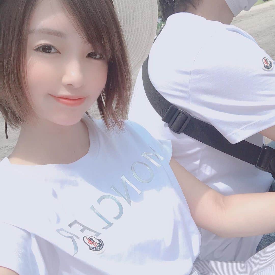 ゆうかさんのインスタグラム写真 - (ゆうかInstagram)「良いお天気最高❤️﻿ドライブ行って休憩して帰ってきた💕 主人とたまたまリンクコーデになったよ❤️﻿ ﻿  @moncler ﻿ ﻿ 暑いから、水分補給ちゃんとして熱中症気をつけようね！✨﻿ ﻿ 写真撮る以外マスク付けてるけど、いつも暑くて熱中症になりかけてる(多分)😂﻿ ﻿ #モンクレール #モンクレー #リンクコーデ #おそろコーデ #おそろいコーデ #家族 #休日の過ごし方 #休日 #ドライブ #夏休みの思い出 #夏休み #tシャツコーデ #アラサーコーデ #アラサー #夏 #ママ #子育てママ ﻿#夫婦 #夫婦コーデ #裸眼 #裸眼メイク」8月3日 20時59分 - yuuka_japan