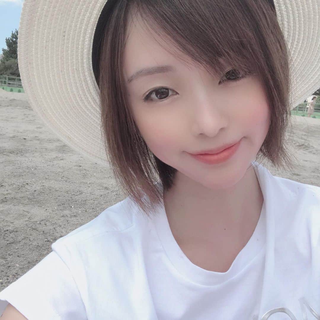 のインスタグラム：「良いお天気最高❤️﻿ドライブ行って休憩して帰ってきた💕 主人とたまたまリンクコーデになったよ❤️﻿ ﻿  @moncler ﻿ ﻿ 暑いから、水分補給ちゃんとして熱中症気をつけようね！✨﻿ ﻿ 写真撮る以外マスク付けてるけど、いつも暑くて熱中症になりかけてる(多分)😂﻿ ﻿ #モンクレール #モンクレー #リンクコーデ #おそろコーデ #おそろいコーデ #家族 #休日の過ごし方 #休日 #ドライブ #夏休みの思い出 #夏休み #tシャツコーデ #アラサーコーデ #アラサー #夏 #ママ #子育てママ ﻿#夫婦 #夫婦コーデ #裸眼 #裸眼メイク」