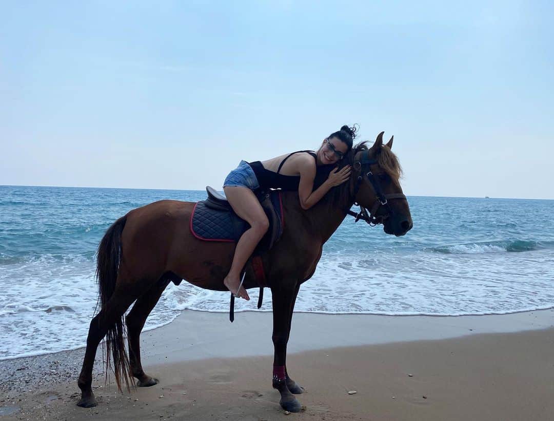 Merve Boluğurのインスタグラム：「Yoldayız🌠gidiyoruz gündüz gece」