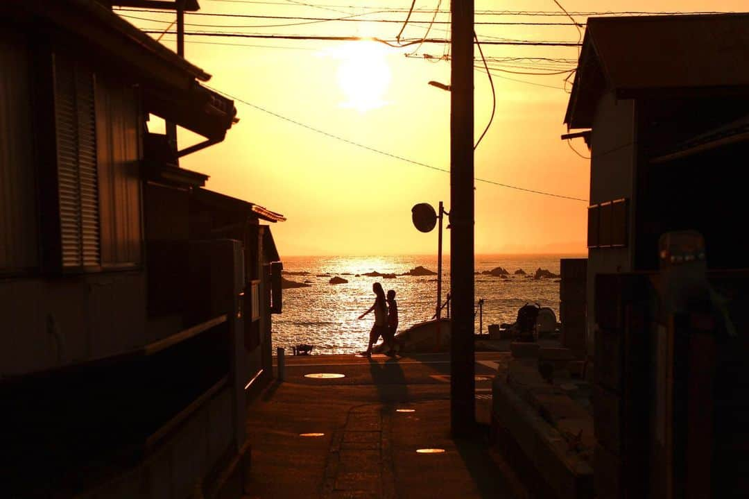 葉山町さんのインスタグラム写真 - (葉山町Instagram)「- 贅沢な散歩道  #葉山歩き #葉山 #hayama #japan #真名瀬 #海岸線 #夕日 #リモートトリップ #過去pic #Shinnase #coastline #sunset こんなに #贅沢 な景色の中を #散歩 できるなら #毎日 歩きたい 明日も #素敵 な一日になりますように #今日もおつかれさまでした」8月3日 21時05分 - hayama_official