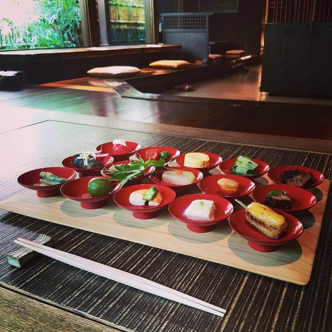 古村勇人さんのインスタグラム写真 - (古村勇人Instagram)「待望の柚子屋旅館では、この季節限定の「鱧柚子雑炊会席」を。まずは、コロナ退散を祈願し、京都では魔除けの御守でもある粽（ちまき）が登場。柚子胡椒の風味が効いた鯛のちまき寿司とは、うれしい先付です。﻿ ﻿ そして、艶やかな朱塗りの盃には、京のおばんざいが十五点！その美しさと上品な味わいには心が躍ります。嵐山で漁れた鮎の塩焼きも絶品。今年の初物としておいしく頂きました。おばんざいの内容もご覧下さい！﻿ ﻿ 朱盃十五点膳（左上から）﻿ トマトの白酢がけ／赤こんにゃくと焼き満願寺／出汁巻き玉子／しろ菜のおひたし／大徳寺麩とひじきの炊き合わせ／ナスの煮浸し／鴨ロース／冬瓜の煮物 梅ソース／花豆と丸十／タコの柔らか煮／インゲン豆の胡麻和え／青梅の蜜がけ／海老の芝煮とオクラ／汲み上げ湯葉／あわ麩の柚子味噌田楽﻿ ﻿ #古村勇人 #柚子屋旅館 #柚子屋旅館一心居 #宿 #旅館 #オーベルジュ #ホテル #鱧柚子雑炊 #柚子雑炊 #鱧 #はも #柚子 #ゆず #雑炊 #ぞうすい #会席 #コロナ #京都 #そうだ京都へ行こう #古都 #ちまき #柚子胡椒 #すし #鯛 #先付 #朱盃 #おばんざい #京料理 #嵐山 #鮎の塩焼き﻿」8月3日 21時00分 - hayato.furumura