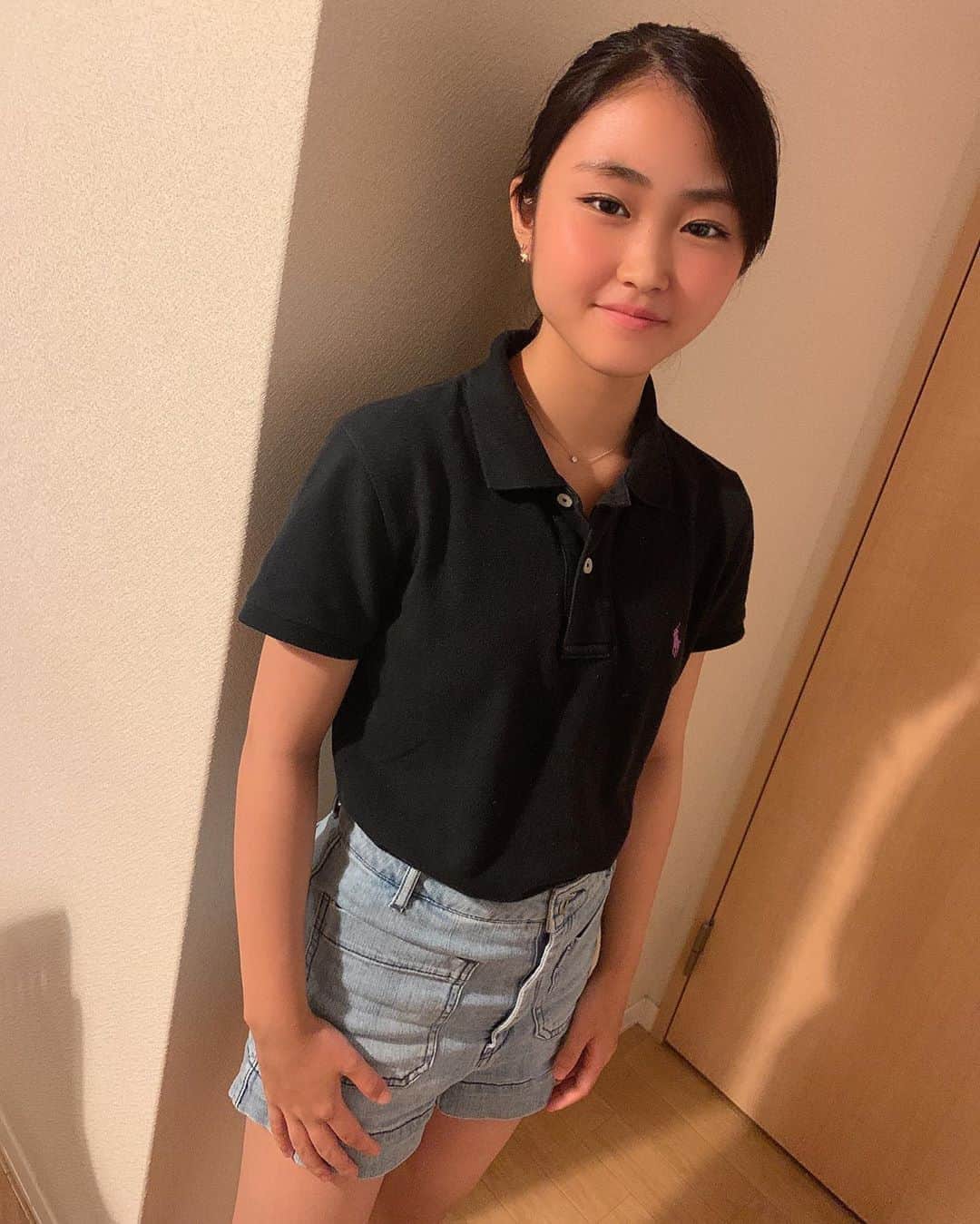 のインスタグラム：「マルコ今前髪のばしてるんだって😊最近ちょっと痩せたね😟 ☆ なんだかお年頃だわーー🥺コロナで将来が不安だけど色々考えてて凄い👏🏻✨ ☆ ちゃんともう自分の人生をしっかり歩んで行こうとしてるのがびっくり😦 ☆ 母ちゃん高一の時なんて将来の事なんてまったく考えてなかったよ😅 ☆ 今の学生は学校行事もどんどん中止になって本当にかわいそうだけど、こればっかりはどうしようもないもんね。。😔 ☆ どんな状況になっても小さな幸せ、楽しみを見つけて生きていかないとね！ ☆ ☆ ラルフローレンのポロシャツ似合ってるよ☺️ ☆ #娘#高1#jk1#jk#姉妹全然タイプが違う #真面目な妹#高校生活#子育て#love」