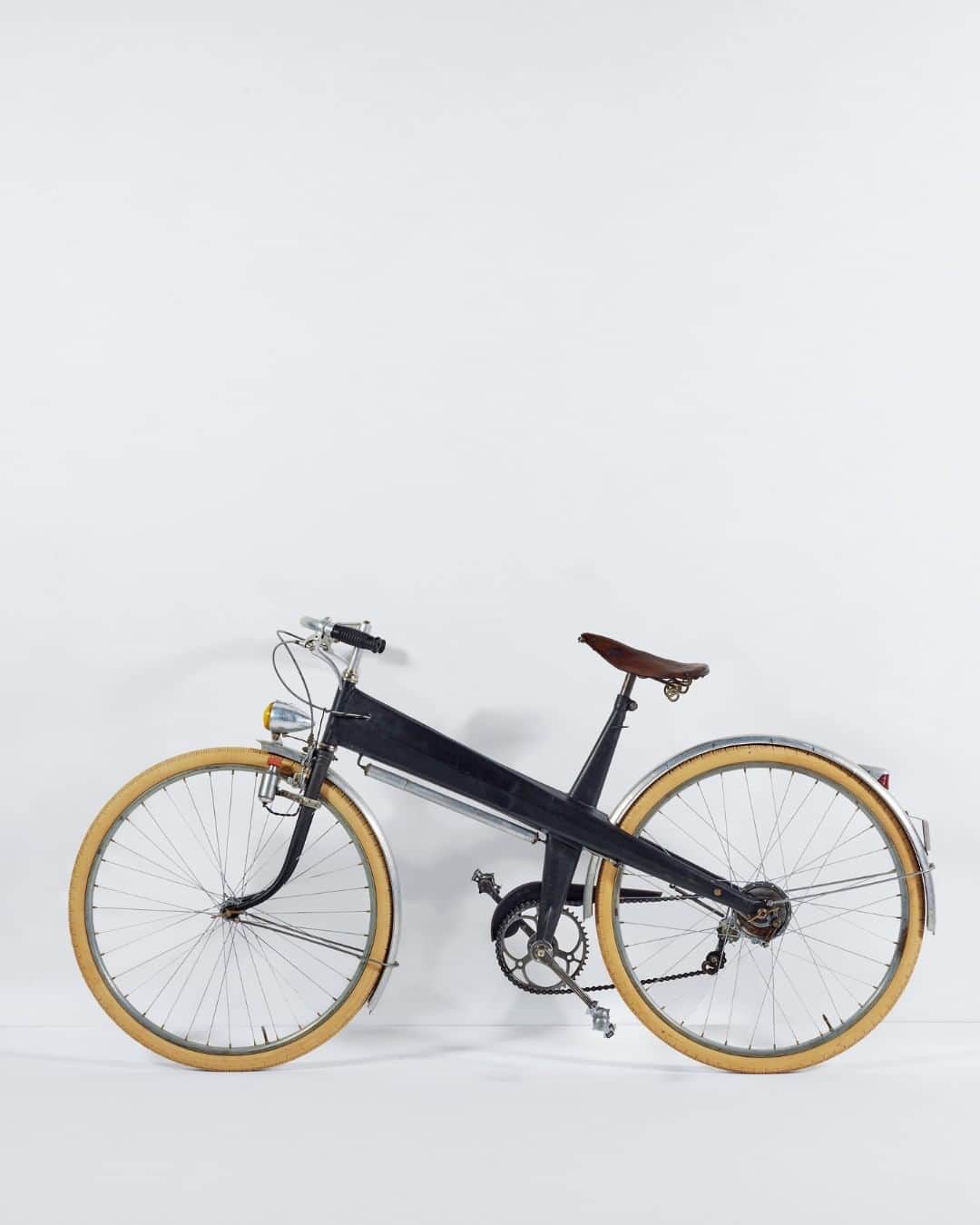 ブルータスさんのインスタグラム写真 - (ブルータスInstagram)「【いい自転車。★発売中】 フランスが生んだ天才工業デザイナー、ジャン・プルーヴェ。 彼が生み出した椅子やテーブルは、量産品にもかかわらず、ヴィンテージとして１脚100万円以下では手に入らないほど。そんなプルーヴェが手がけたレア中のレアな製品が自転車。 1941年に自身が持つ工場の工員たちのために、プロトタイプとして10台ほどが作られただけだという。 現存するのが３台といわれる、お宝自転車。 #BRUTUS #いい自転車 #自転車」8月3日 21時01分 - brutusmag
